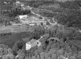 Axmarbruk, Gästrikland. Bruket anlades 1671 och drevs till 1927. I slottsparken finns en näckrosdamm och flera ädla lövträd.