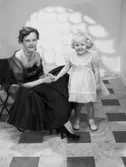 Fru Tullebo med dotter Susanne år 1955.