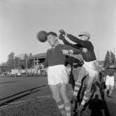Fotbollsmatch på Eyravallen, KIF - Hällefors.
18 oktober 1955.