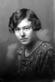 Ateljébild på en kvinna i halsband. Enligt Walter Olsons journal är bilden beställd av Marie Louise Olsson.