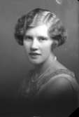 Ateljébild på en kvinna i halsband. Enligt Walter Olsons journal är bilden beställd av Sonja Augustsson.