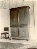 Huvudbyggningen, övre våningen.Matsalen. Ekskåp från Barkestorp.