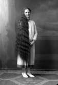 Ateljébild på en kvinna med långt lockigt hår. Enligt Walter Olsons journal är bilden beställd av fru Bonde.