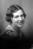 Ateljébild på en kvinna i halsband. Enligt Walter Olsons journal är bilden beställd av Ebba Heller.