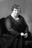 Ateljébild på en kvinna med halsband och klänning. Enligt Walter Olsons journal är bilden beställd av fru Sohlberg.