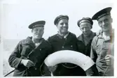 Gåva av Kenneth Larsson, son till Gösta Larsson. Fotografier från Gösta Larssons tjänstgöring i flottan. Fotografier från 1937 - 1954.
gruppfoto ombord på ubåten Delfinen 1938