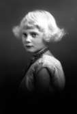Ateljébild på en kvinna i halsband. Enligt Walter Olsons journal är bilden beställd av fru Knagge.