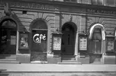 Gävle. Skyltskåp för foto. Café Holmgrens tel: 457