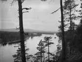 Utsikt från Storbrott, Älvdalen taget mot norr där Rotälven rinner ut i Österdalälven.
