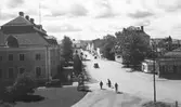Shellmacken låg i korsningen mellan Kommunalgatan och Storgatan i Ludvika. Storgatan är den stora gatan som går bortåt i bilden och fotot är taget från stadshuset.

