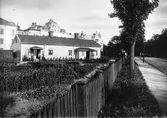 Västra vägen med Stadsträdgården till höger. Engelbrektsgatan går bakom bostadshuset.