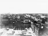 Vy västerut från Högre Allmänna Läroverket / Vasaskolans tak. Staketgatan i bildens högra del.