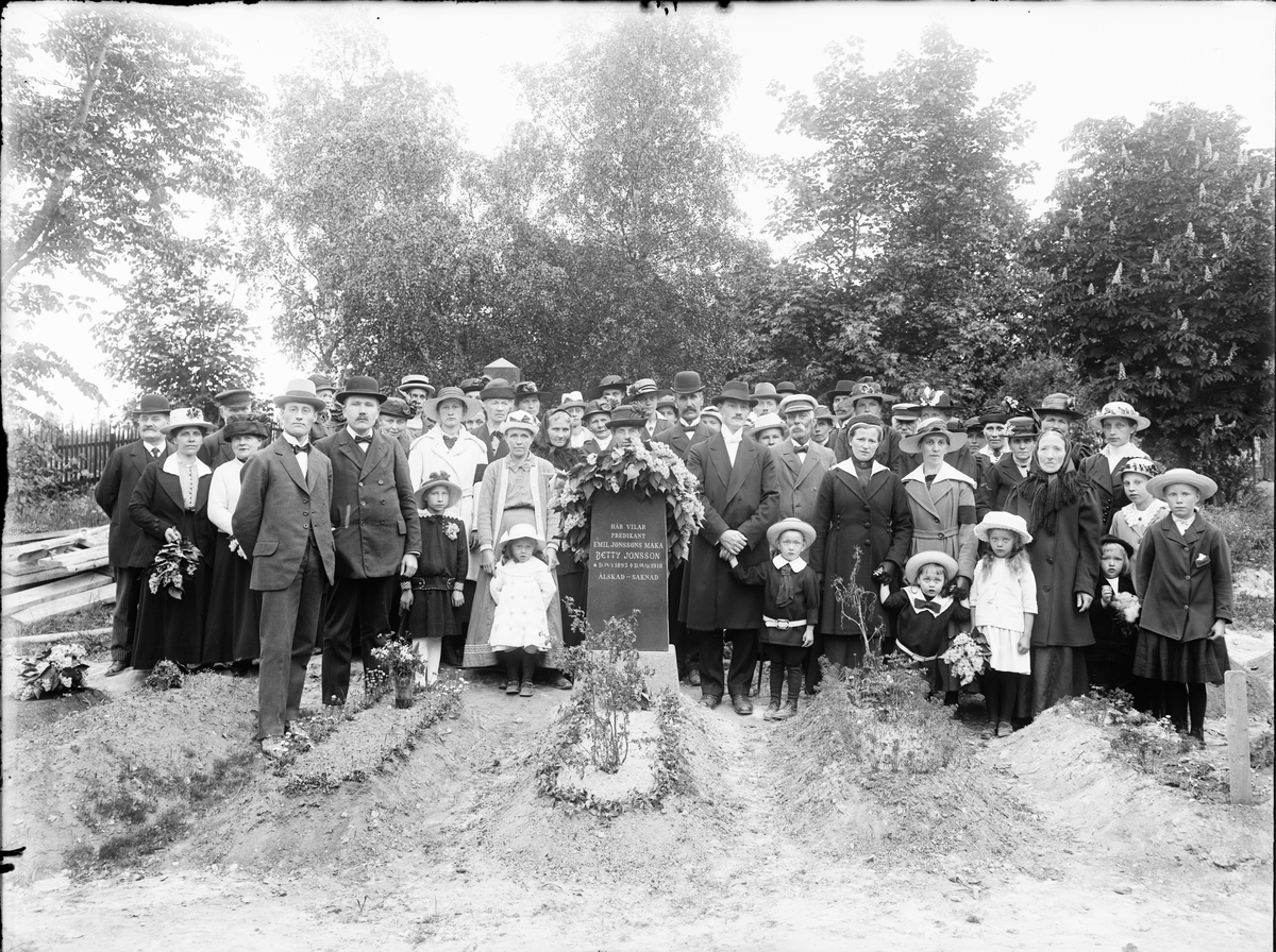 Skötsner-Edhlund, Begravningsgäster vid grav, Östhammar, Uppland