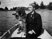 Man och hund i båt, Östhammar, Uppland