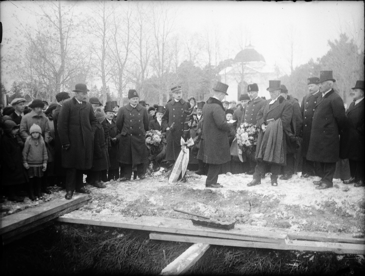 Skötsner-Edhlund, Begravning på Öregrunds kyrkogård. Begravning av sjömän som drunknade då den Holländske ångaren Cornelis gick under utanför Gräsö, Uppland 1922