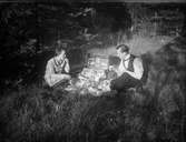 Man och kvinna på picknick, Östhammar, Uppland
