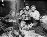 Män i uniform dricker kaffe, Sverige