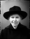 Kvinna i hatt, Östhammar, Uppland