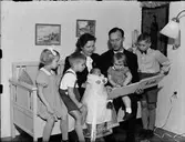 Skollärare och kantor Erhard Wikfeldt med familj läser Elsa Beskow-saga, Gimo, Uppland