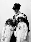 Fru och Flickor Belander, Järvsta. Juni 1917





