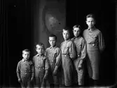 Larssons gossar. Sjätte Tvärgatan 53, Brynäs. September 1917





