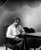 Frida Nordgren med hundvalp, Norra Köpmangatan 15. September 1917





