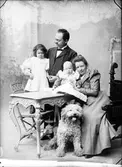 Familjen Bergius med döttrarna Greta och Elsa. 