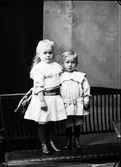 Greta och Gunnar Lindh. Fadern: Redaktör. November 1904

