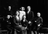 Okänd familj
Mor och far
Fyra pojkar och en flicka




