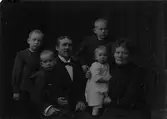 Okänd familj. Tre pojkar och en flicka






