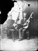Okända män med varsin gitarr








