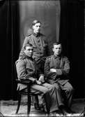 W. Kjelin. Tre militärer.
