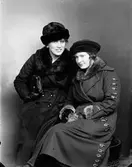 Nina Nordmark. Två damer vinterklädd

