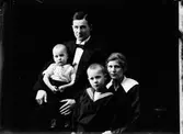 Fabrikör C. Johansson med familj