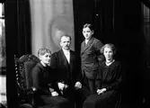 Familjen Öberg. Till vänster Hilma Öberg, Edvard Öberg, Gösta Öberg född 1905, och till höger Elsa Öberg.