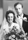Brudparet Olson, Hejdegatan 44, Linköping. Den 26 augusti 1944
Sändes till Fru Lydia Olsson, Fack 117, Sandarne

