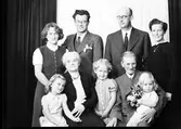 Harnesk, familjeporträtt i olika generationer.