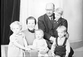 Herr och fru Harnesk med en grupp finska barn.