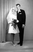 Brudparet Kjell Moberg, Furumovägen 18, Gävle. Den 14 december 1968