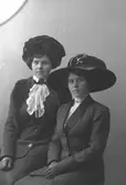 Stina Lundqvist med väninna
