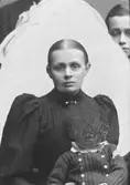 Fru Nordström. Grosshandlare N. Nordströms fru
