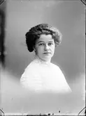 Fru Carin Lindblom. Den 13 februari 1910