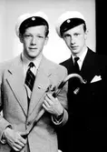 Kandidaterna Hans Bäcklund och Ulf Berne. Hans Bäcklund, överläkare, son till tandläkare Ragnar Bäcklund och hans hustru Greta, född Hildebrand, samt hans kusin överstelöjtnant Ulf Gunnar Berne, son till lantmätare kapten Otto Berne och hans hustru Majken, född Hildebrand.