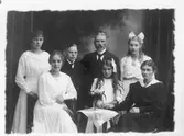 Familjen Franke. Från vänster: Karin, gift Almgren, Emmaboda. Minnie, gift Olson, Chicago. Oskar, Gävle. Pappan Karl Arvid, Älvsjö Stockholm. Edris, gift Eriksson, Älvsjö Stockholm. Dagmar, gift Cederroth, Stockholm. Mamman Selma.