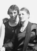 Helena Olsson och okänd dam

