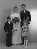 Brudparet Karlsson, Öckerövägen 5 a, Göteborg. Carina och Håkan Bergvall som brudnäbbar. Den 10 mars 1973.