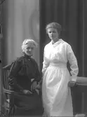 Hovfotograf Carl Larssons fru Anna och dotter Inez