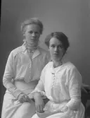 Elvira Lindblom och Anna Lindholm