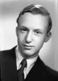 Lars Bäcklund. Son till tandläkare Ragnar Bäcklund och Greta Hildebrand. Dotterson till hovjuvelerare Anton Emil Hildebrand