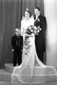 Brudparet Curt Emthagen, Pokalvägen 5, Stockholm. 14 oktober 1944.



